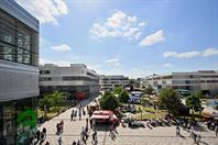 On 14 May 2022, Hochschule Düsseldorf – University of Applied Sciences (HSD) could finally celebrate its 50th anniversary – and the response exceeded everything all organisers had hoped for: Several thousand people came to celebrate during the day and well into the night, creating a unique atmosphere on campus and enjoying wonderful weather.